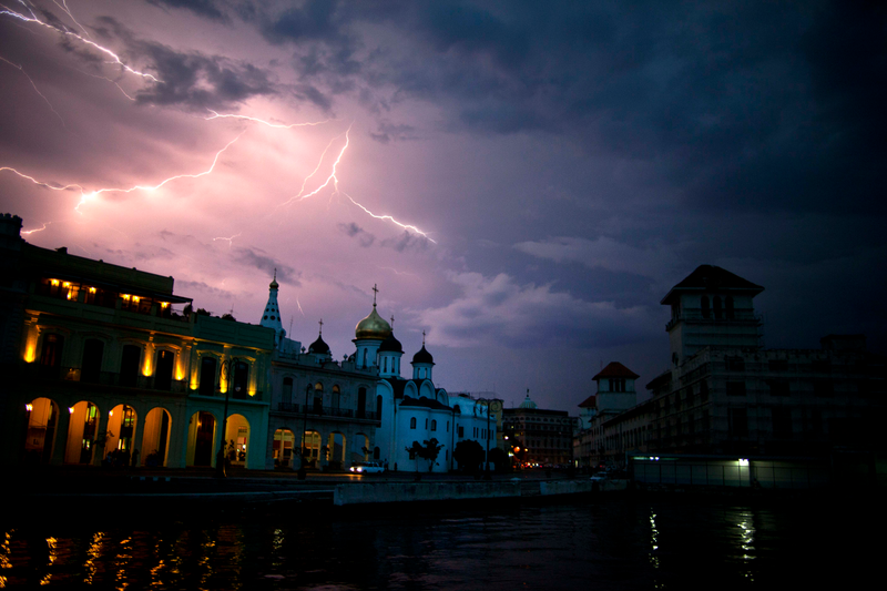 Illustration for article titled Natural Disasters Are the Hottest New Trend in Wedding Photography